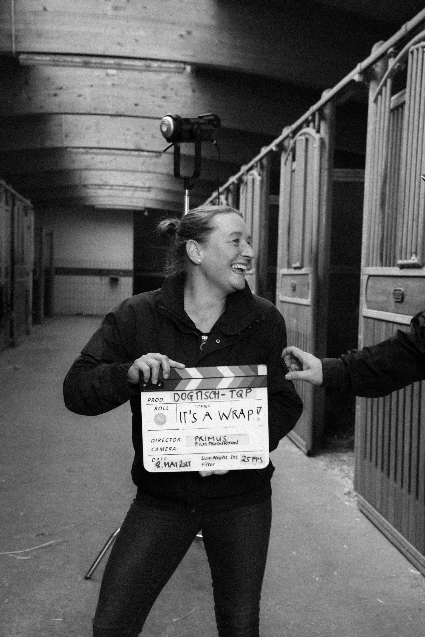 Steffi Winter mit Filmklappe beim Dreh am Gestüt Winter
